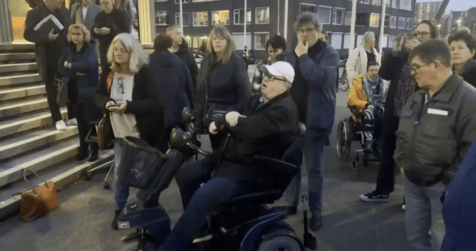 Een groep mensen aan de trap voor het gemeentehuis in Vlissingen.